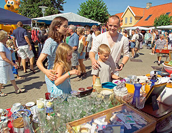 Familie på bymarked i Hals