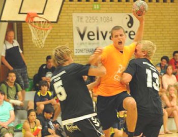 Unge håndboldspillere mødes på banen til Dronninglund Cup