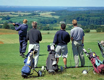 Golfspillere på greenen